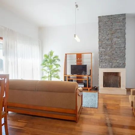 Rodrigues Family House 8 *