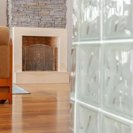 Rodrigues Family House 8 *